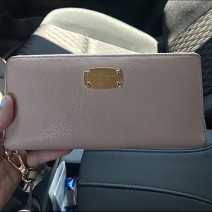 Michael Kors wallet ❤️